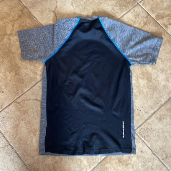 4 Under Armour heat gear short sleeves shirts, 1 adidas long sleeve - Picture 11 of 17
